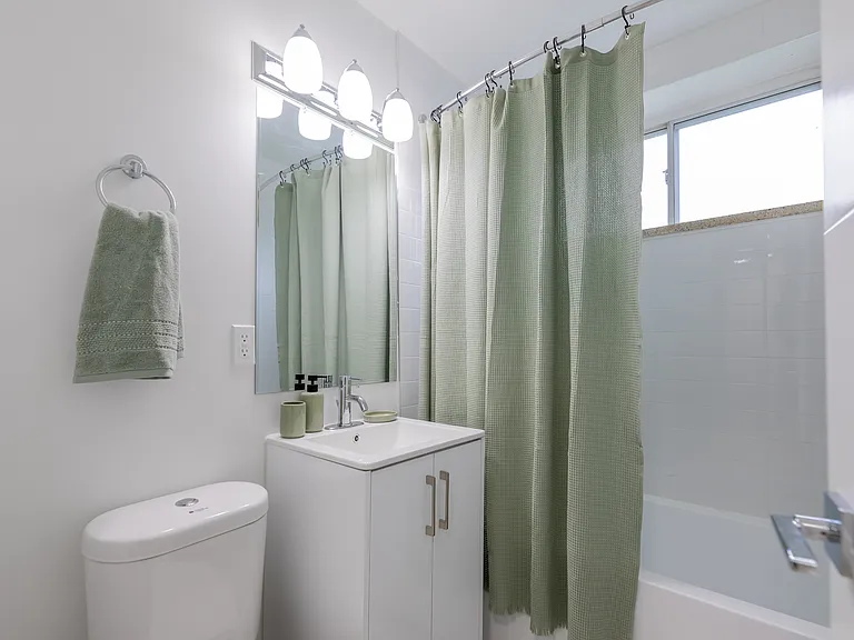 1170 Fennell Ave E — Photo 9