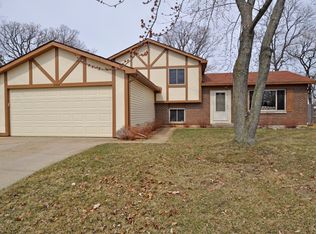 2482 Forest View Rd, Lindenhurst, IL 60046