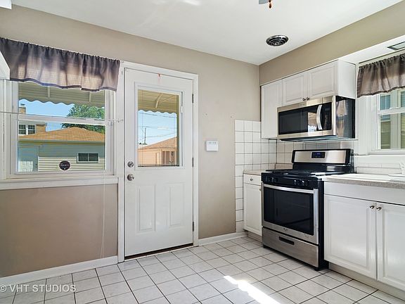 3rd image of 7452 W Touhy Ave