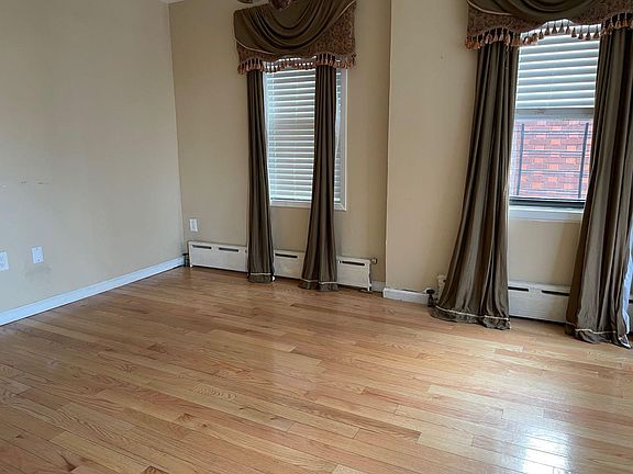 2nd image of 92-21 Gettysburg St Floor 1