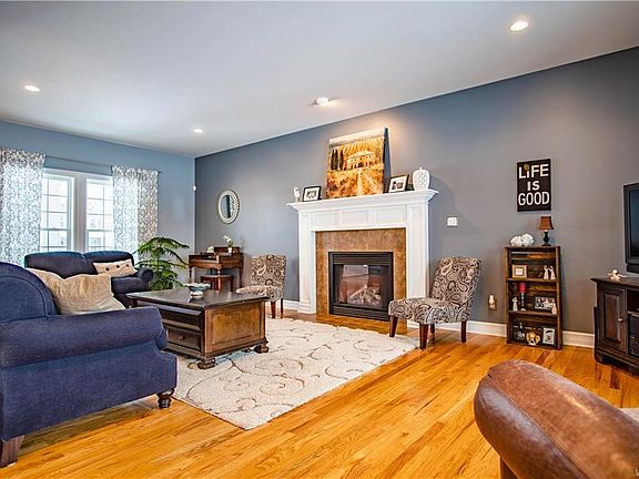 4th image of 3412 Lakewood Dr