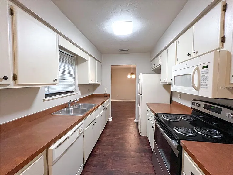 720 SW 77th Ter — Photo 6