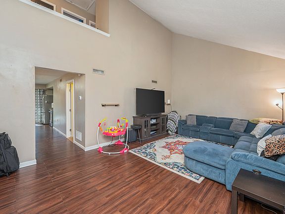 4th image of 214 Cloverdale Blvd Unit B