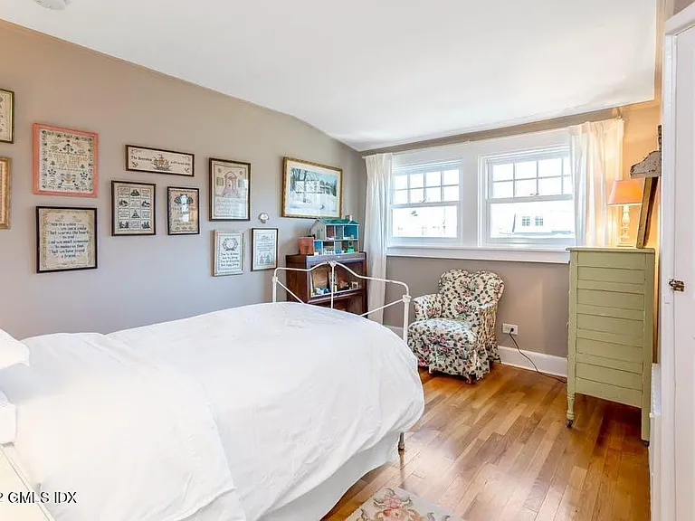11 Roosevelt Ave — Photo 16