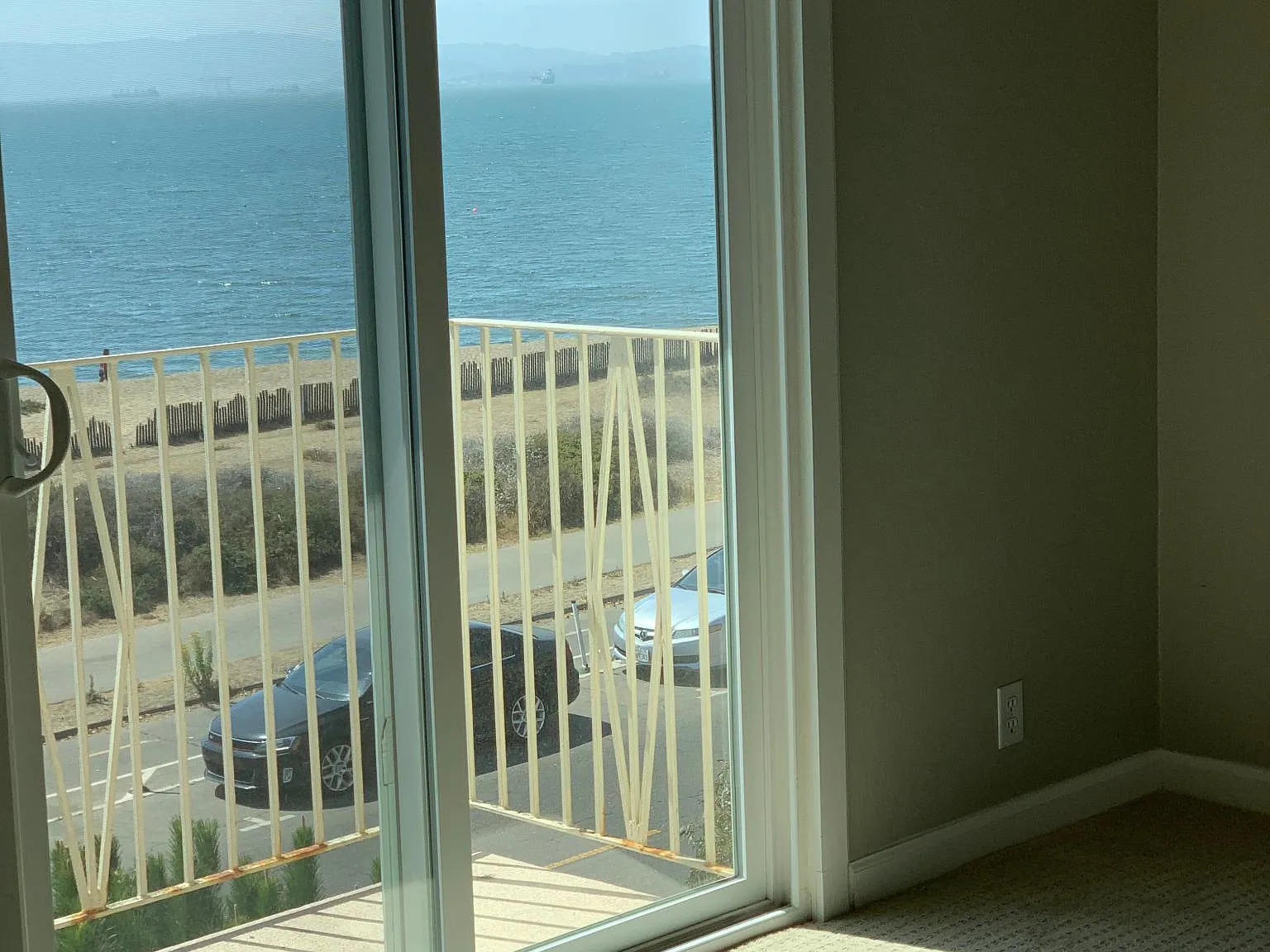 933 Shoreline Dr — Photo 2