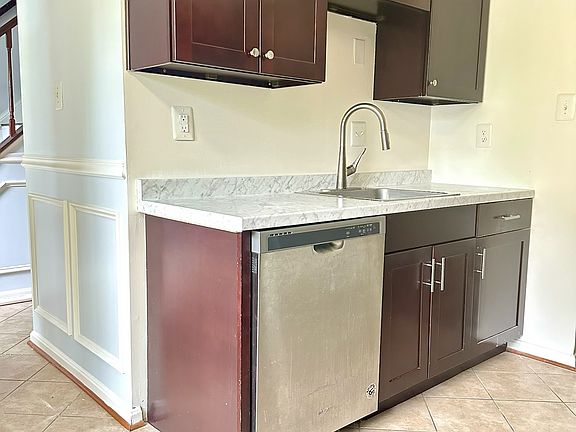 3rd image of 2833 Lee Landing Ct