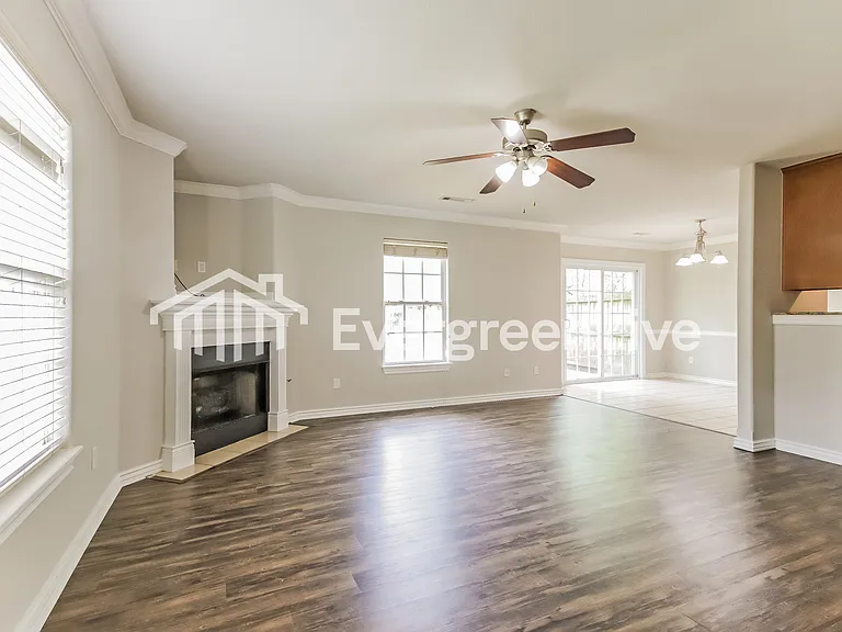 832 Oakwood Ct — Photo 4