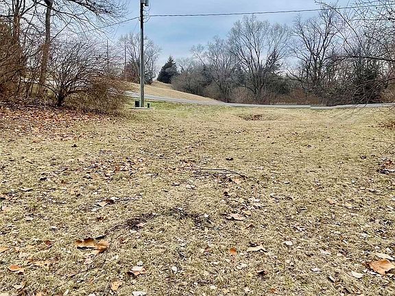 2nd image of 1943 Beaver Lake Blvd