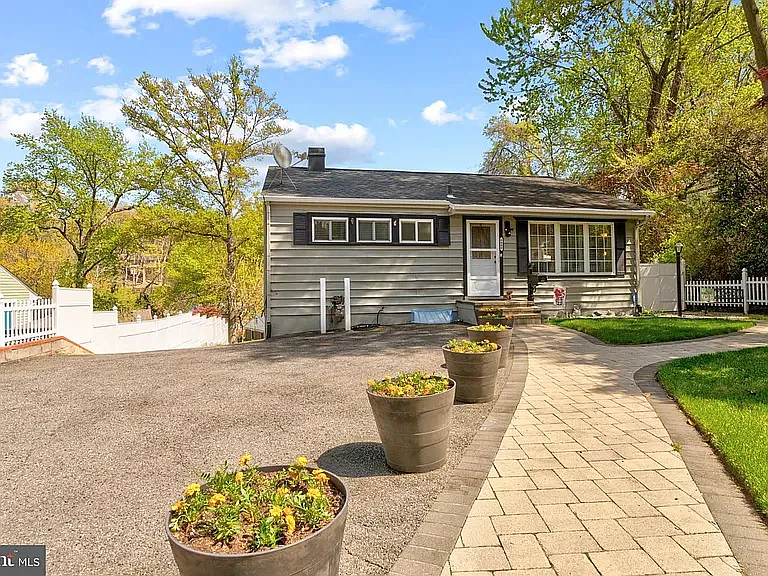 6409 The Pkwy — Photo 2