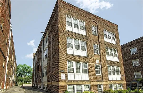 3 bed, 1600 sqft, $1,375 — Photo 2