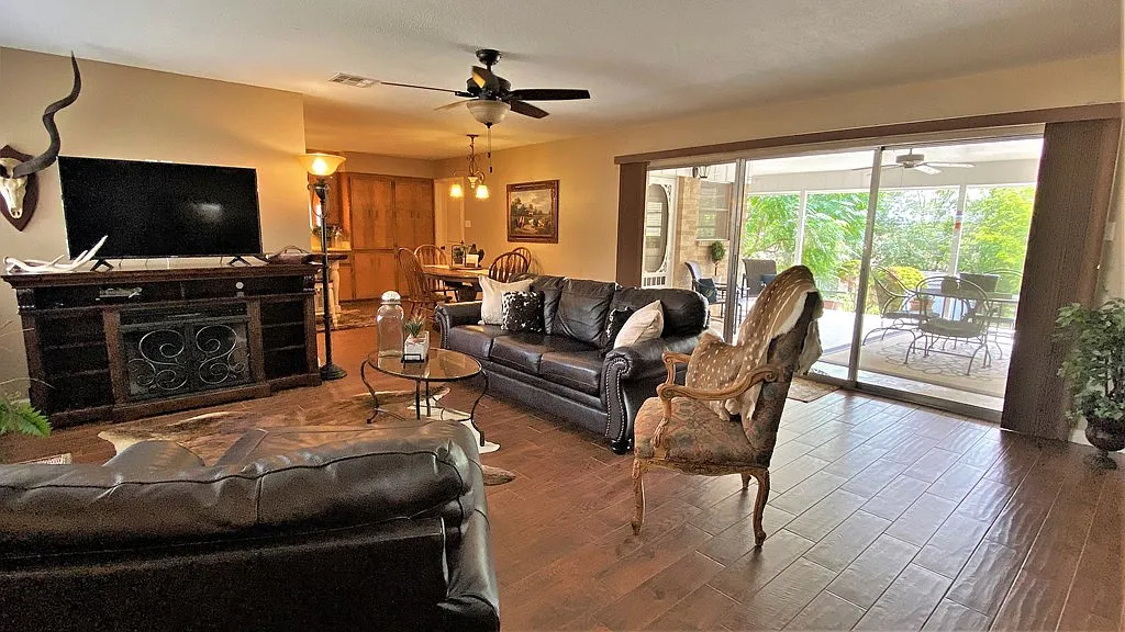 2 bed, 2.0 bath, 1981 sqft, $2,275 — Photo 4