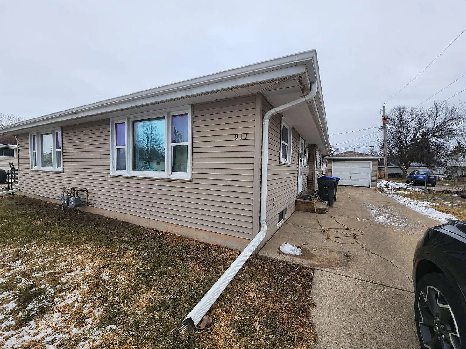 2 bed, 1.0 bath, 833 sqft, $1,200 — Photo 1