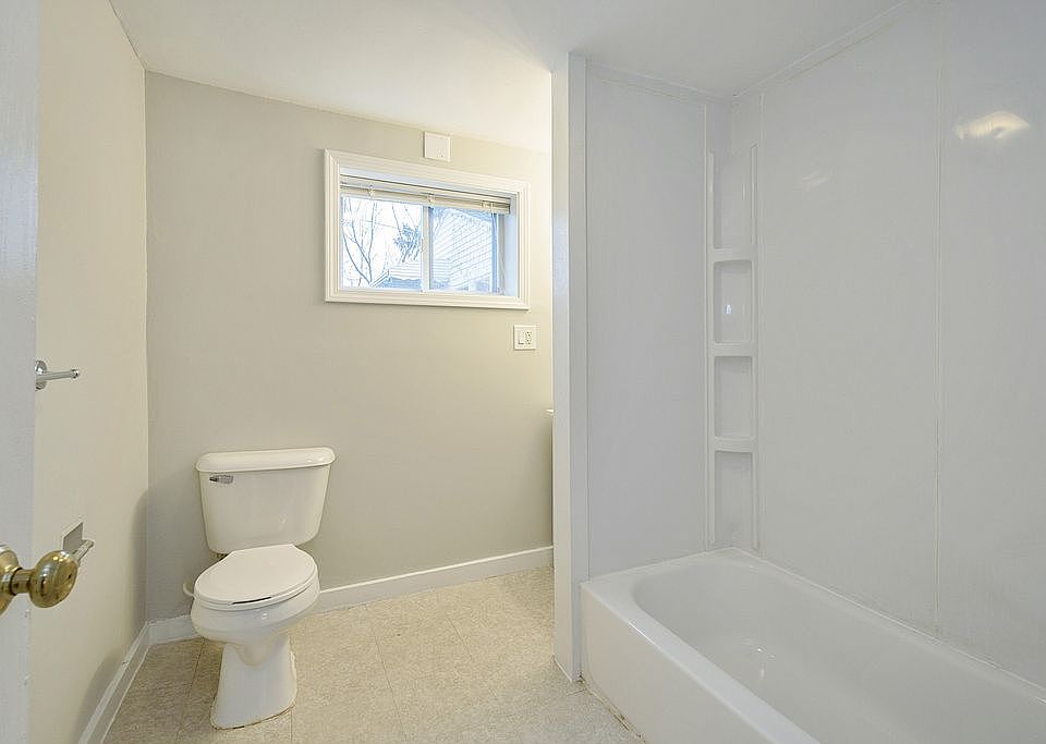 Unit 1: Full Bathroom