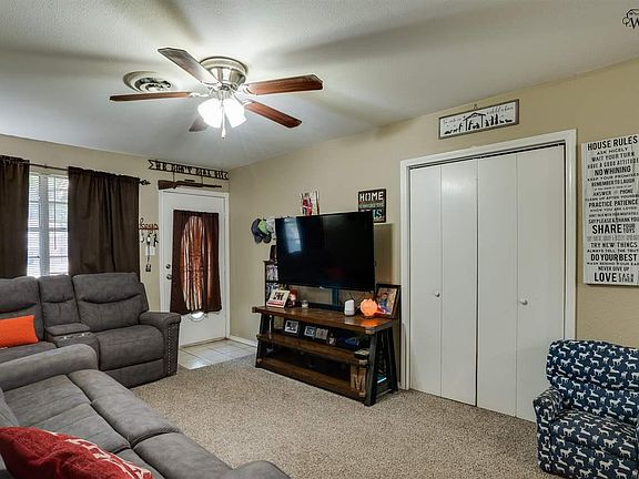 5th image of 1017 W Cornelia Ave