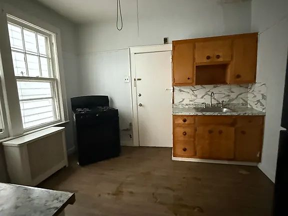4th image of 10-12 McKay Ave #1LA