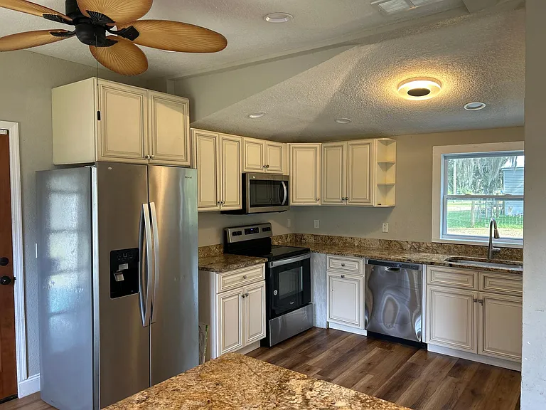 208 W Fox St — Photo 3