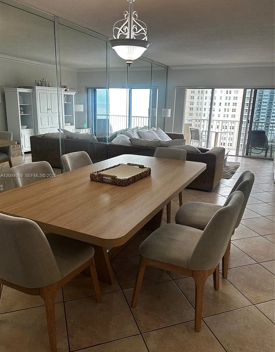 Hemispheres Condo — Photo 1