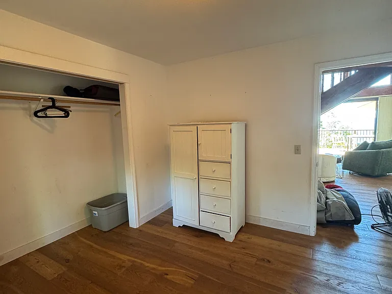 available room - unfurnished