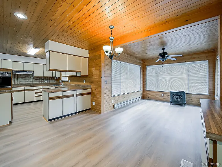 7580 Thornwood St — Photo 22