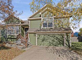 952 E Oak Crest Dr, Gardner, KS 66030