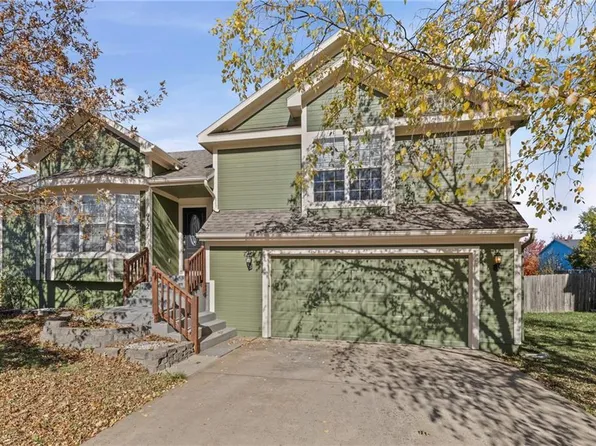 952 E Oak Crest Dr, Gardner, KS 66030
