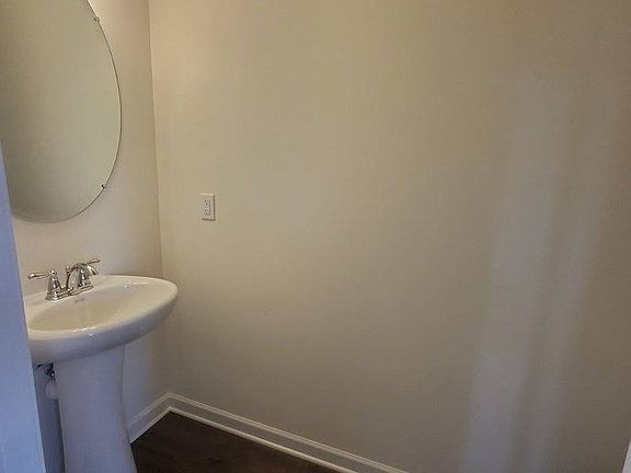 5th image of 585 Montrose Dr