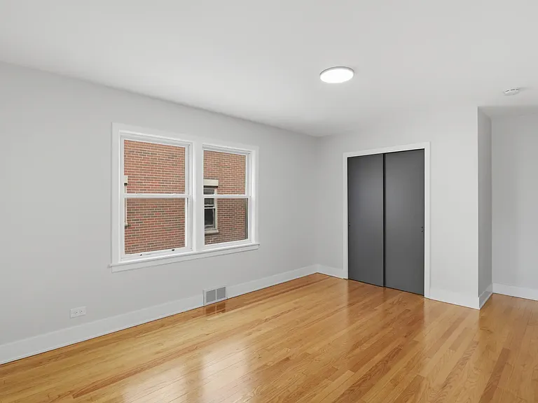2521 W Farragut Ave #2 — Photo 4
