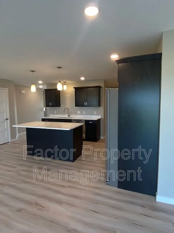 3 bed, 2.5 bath, 1800 sqft, $2,295 — Photo 3