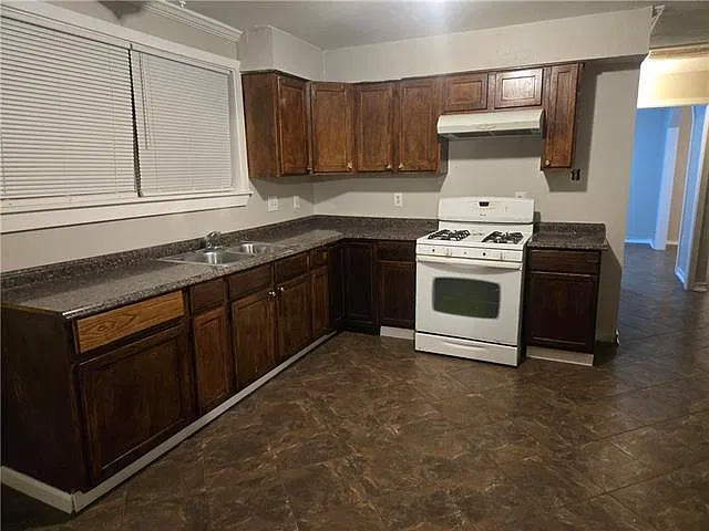 3 bed, 1.0 bath, 1100 sqft, $1,525 — Photo 3