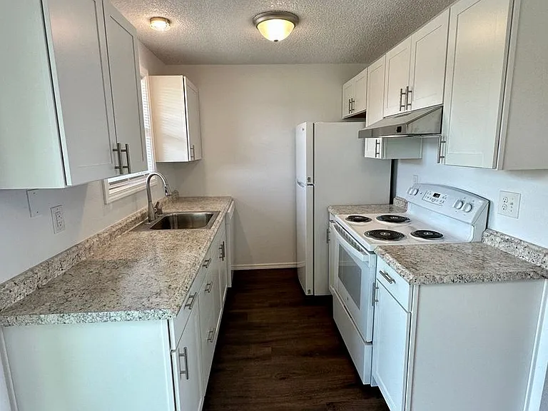 2328 Queen St #12 — Photo 8