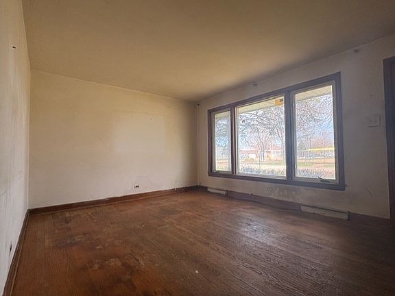 3rd image of 10706 Oak Ave