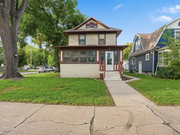 1424 University Ave, Grand Forks, ND 58203