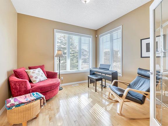 4th image of 56 S Evergreen Cres SW