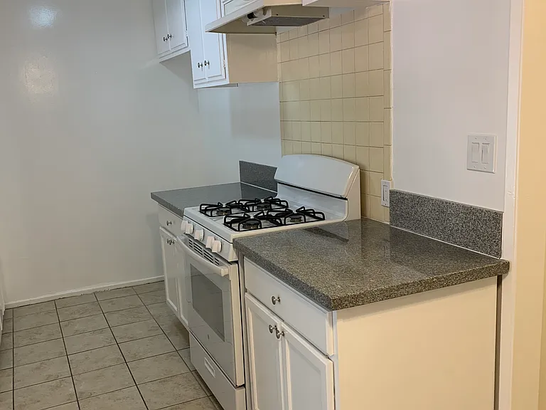 3547 W 190th St #4 — Photo 3