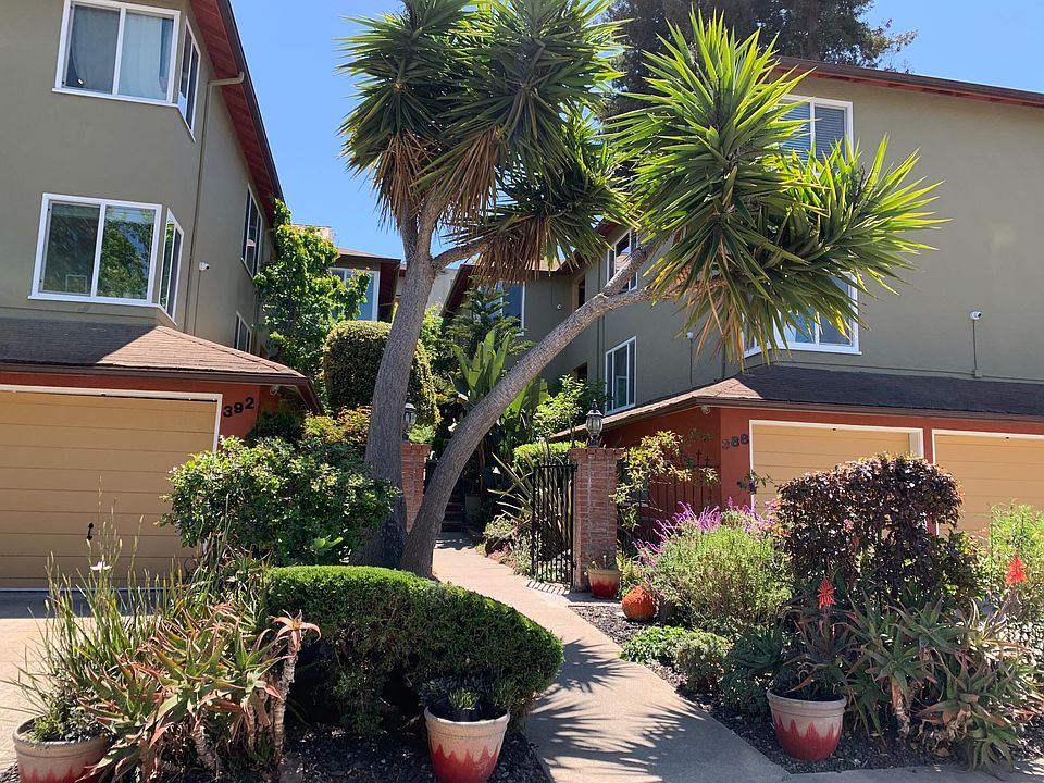 Building courtyard entry