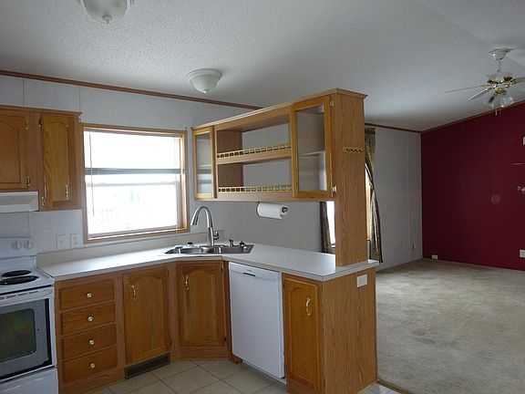 3rd image of 220 Deer St E