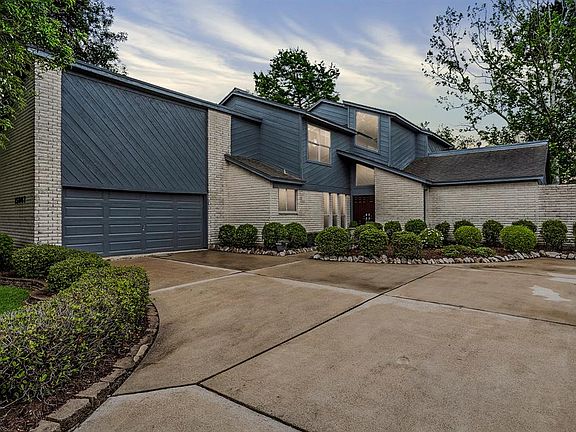 2nd image of 15007 Diana Ln