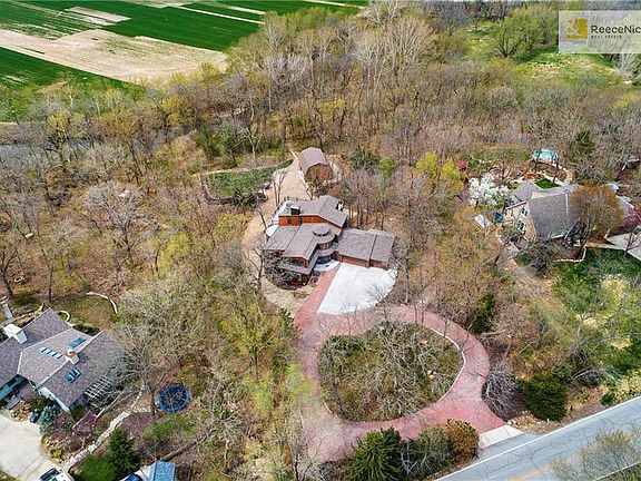 1.6 acres of privacy and paradise backing to the blue river!