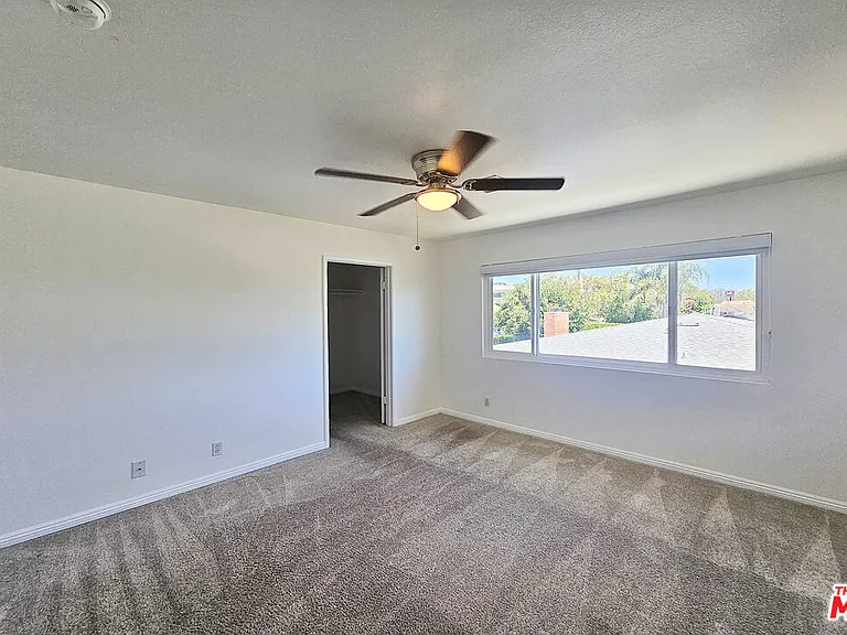 22040 Wyandotte St #UPSTAIRS — Photo 10