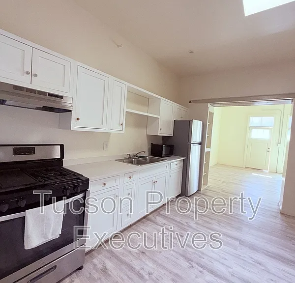 343 S Convent Ave — Photo 1