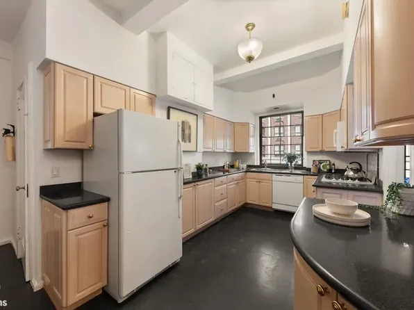 129 East 69th Street image 4 of 10