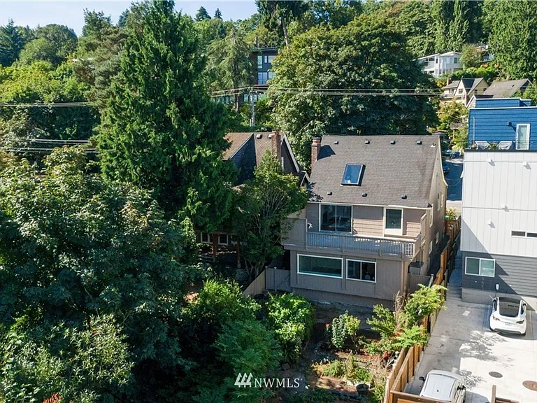 2428 Boyer Ave E — Photo 32