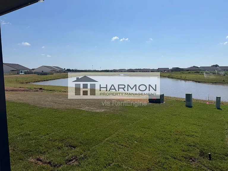 2102 N Reece Rd — Photo 15