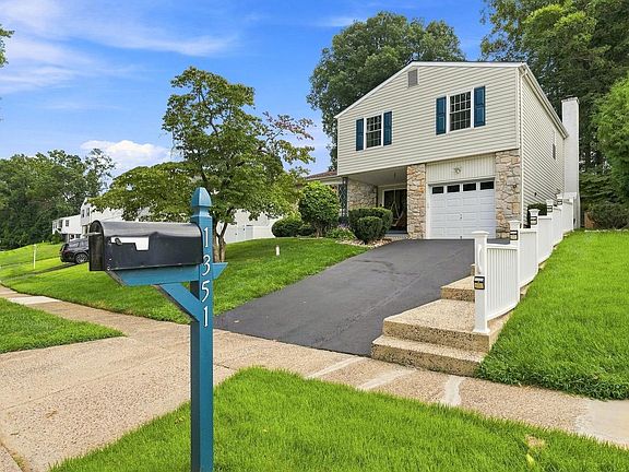 2nd image of 1351 Clover Ln