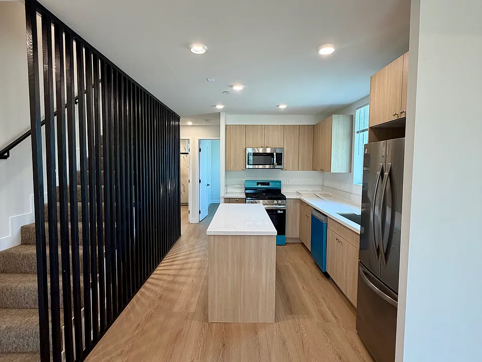 1053 Dewey Ave #4