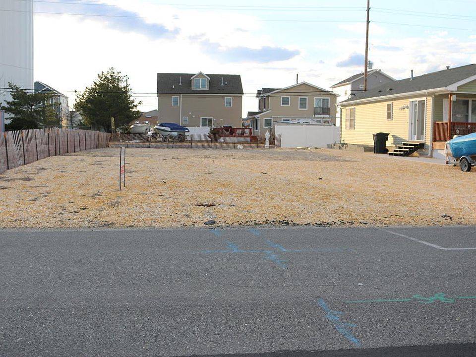 1st image of 1933 Railway Ave E
