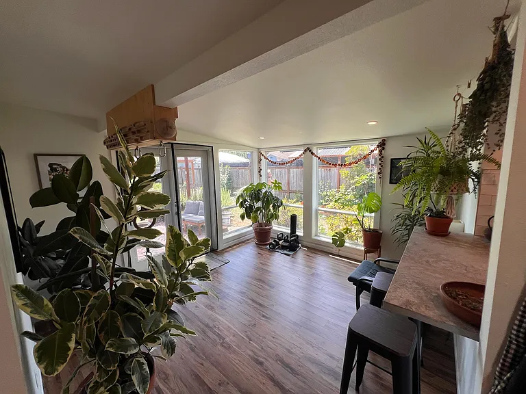 1049 E St — Photo 9