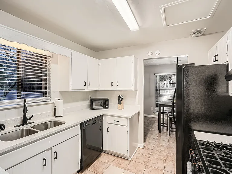 1040 Terramont Dr — Photo 14