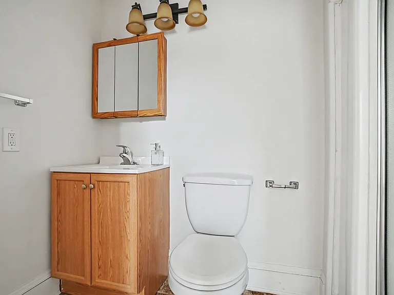 2428 Robertson Ave — Photo 10