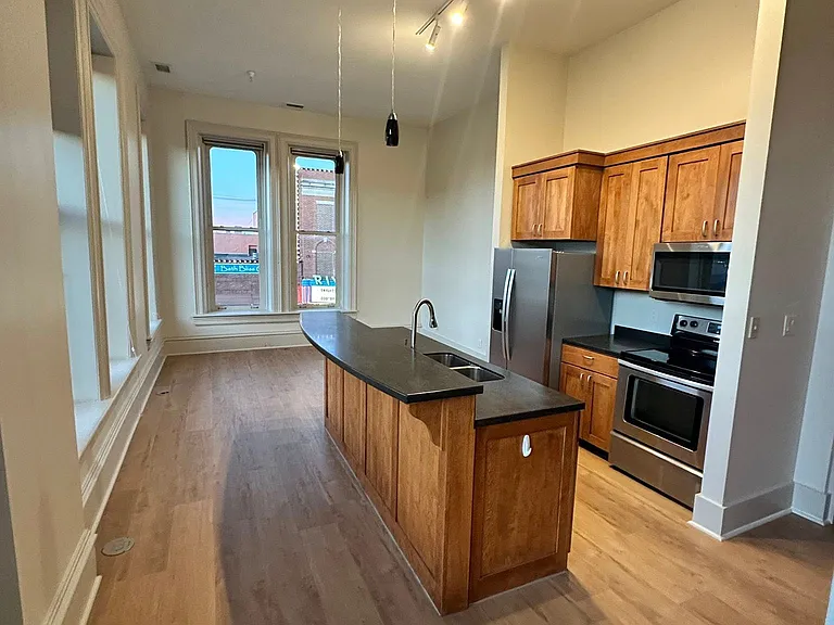 537 W 2nd St #201 — Photo 2
